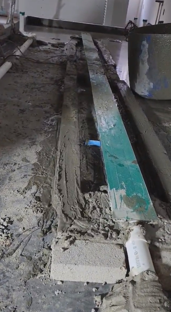 트렌치 주변 보강 작업 중